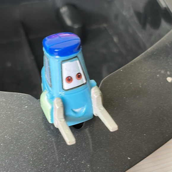 Disney Store Cars 3 Pit Crew Launcher Set Lightning McQueen Jackson Storm Race - Picture 6 of 16